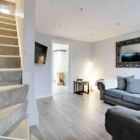 Recently Renovated,Modern House. Train Station Villa North Mymms Exterior foto