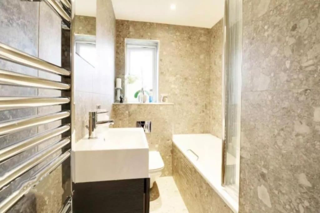 Recently Renovated,Modern House. Train Station Villa North Mymms Exterior foto