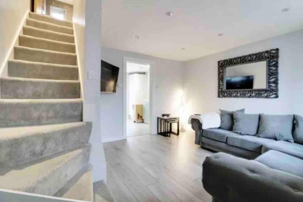 Recently Renovated,Modern House. Train Station Villa North Mymms Exterior foto